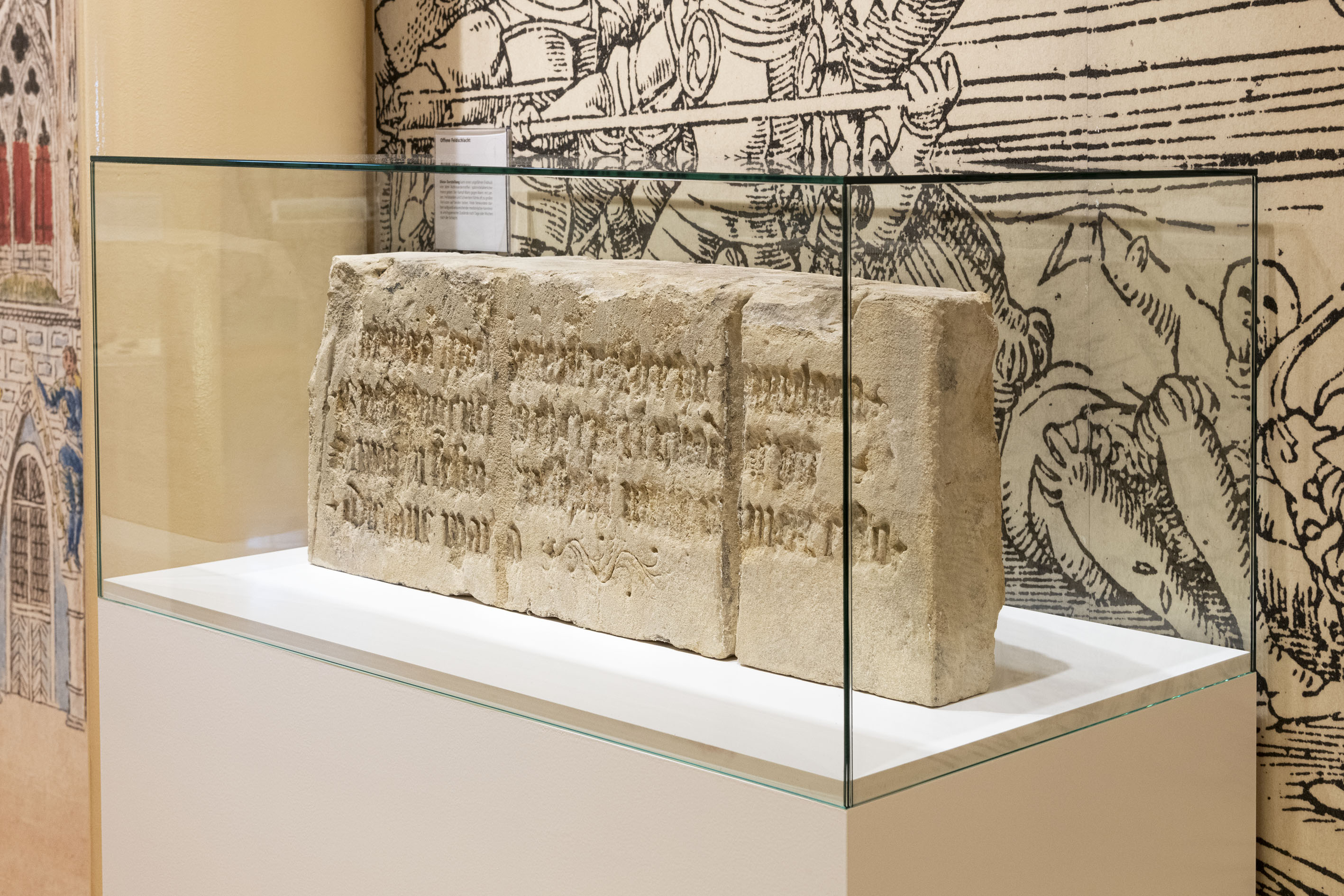 Rechteckiger dicker alter Stein mit einer Inschrift