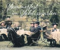 Eine eingefärbte Postkarte aus dem Jahr 1903. Auf dieser sieht man eine Teegesellschaft im Schlossgarten. An drei Gartentischen sieht man Kinder, Männer und Frauen in ihrer Festtagskleidung.