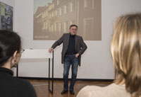 Dr. Alfred Pohlmann spricht während eines Vortrages zu seinem Publikum.
