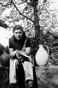 Junge Irene Griepentrog-Brinkhaus 1943 neben ihrer Töpferware