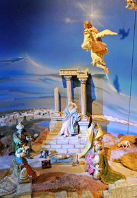 Figuren der Heiligen Familie, die drei Weisen aus dem Morgenland und Engel in der Ruine eines antiken Tempels