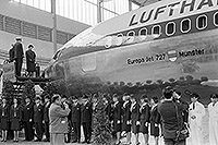 Die Gattin des münsterischen Oberbürgermeisters Dr. Albrecht Beckel tauft eine Boeing der Deutschen Lufthansa auf den Namen Europa Jet 727 Münster.