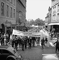Studenten und Studentinnen protestieren mit Bannern für eine bessere Bildungspolitik an der Westfälischen Wilhelms Universität.