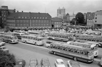 Viele Reisebusse und Autos stehen auf einem Parkplatz in der münsterischen Innenstadt