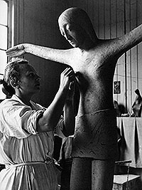 Hilde Schürk-Frisch im Atelier in Münster mit der Figur eines Christus am Kreuz, um 1955