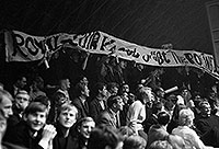 Fans mit einem Banner der Rolling Stones in der Halle Münsterland am 11. September 1965.