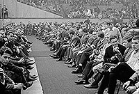 Ordnungshüter vor der Bühne während des Konzerts am 11. September 1965.