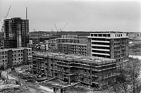 Schwarz-weiß-Foto von mehreren großen, mehrgeschossigen Wohnblöcken im Bau