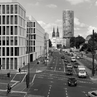 Große Autostraße und umliegende Gebäude in Köln aus der Vogelperspektive
