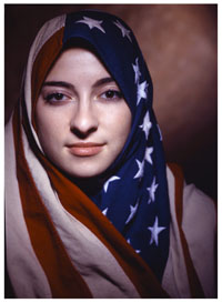 Das Gesicht einer jungen Frau, die ihre Haare mit einer US-Fahne verhüllt