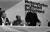 Helmut Schmidt wirbt im Jahr 1976 um Wahlkampfstimmen