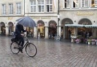 Radfahrer mit Regenschirm auf dem Prinzipalmarkt