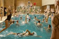 Eine Fotokollage eines Hallenbades mit zahlreichen Schwimmerinnen und Schwimmern in unterschiedlichen Posen.
