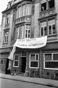 Banner an der Fassade des Hauses Frauenstraße 24.
