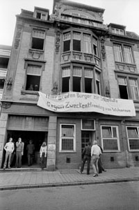 schwarz weiß Foto der Fassade des Hauses Frauenstraße 24 mit Demonstrationsplakat