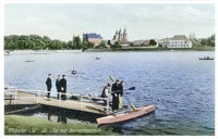 Die colorierte Postkarte zeigt mehrere Personen auf einem Steg am Aasee.