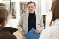 Dr. Alfred Pohlmann spricht vor Besucherinnen in der Schausammlung