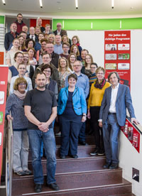 Gruppenfoto auf der Treppe im Foyer des Stadtmuseums