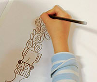 Kinderhand vor Zeichnung
