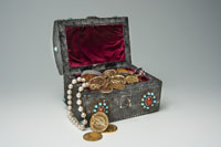 Schatztruhe mit Münzen und Schmuck