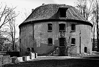 Foto: Stadtmuseum Münster Der Zwinger mit einer Hakenkreuzfahne im Fenster des Obergeschosses.
