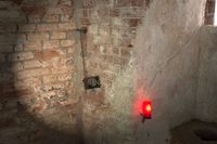 Das Innere des Zwingers im Schein der Taschenlampe.