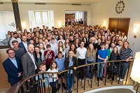 Die jungen Teilnehmerinnen und Teilnehmer des Geschichtswettbewerbs aus Münster mit Bürgermeisterin Maria Winkel (2. Reihe, 5.v.r.) und Kulturdezernentin Cornelia Wilkens (vorne rechts). Foto der Besucher des Festaktes mit Bürgermeisterin Maria Winkel und Kulturdezernentin Cornelia Wilkens im Foyer vor dem Rathausfestsaal, aufgenommen von der erhöhten Treppe aus
