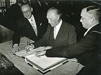 Foto Eintrag Goldenes Buch Adenauer