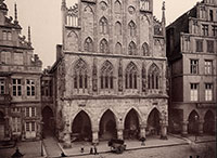 Foto mit der Vorderfront des Rathauses und der daneben einmündenden Gruetgasse