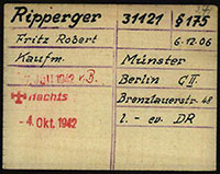 Schreibstubenkarte Fritz Robert Rippergers aus dem KZ Dachau. Rechts oben ist der Grund seiner Inhaftierung § 175 vermerkt. (Quelle: Arolsen Archives) Abbildung einer kleinen Karte mit handschriftlichen Eintragungen