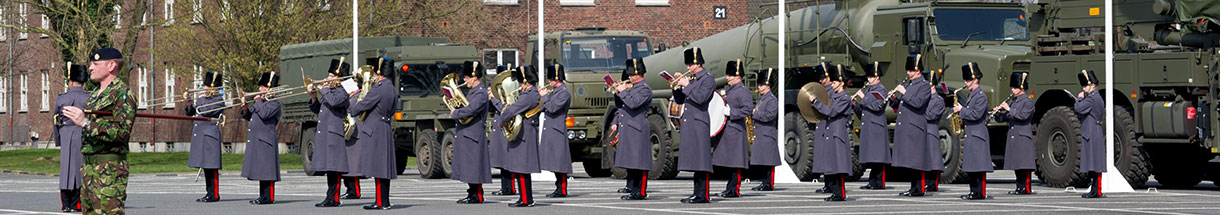 Militärmusiker stehen vor Militärfahrzeugen an der Yorkkaserne