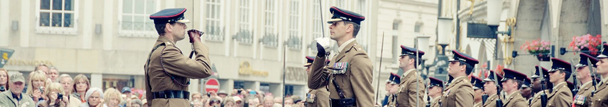 Soldaten in Uniform vor einer Menschenmenge am Prinzipalmarkt