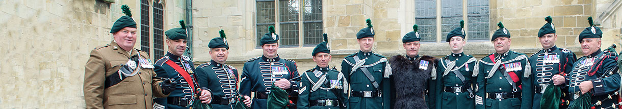 Elf Militärmusiker mit ihren Instrumenten stehen vor dem Dom in Münster.