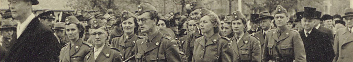 Viele Frauen und einige Männer in britscher Soldatenuniform