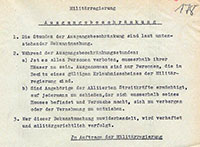 Foto eines Schriftstücks zur Bekanntgabe der Ausgangsbeschränkungen durch die Militärregierung im Sommer 1945