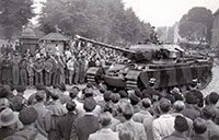 Foto vom Jubel bei der Krönungsparade am Hindenburgplatz, 1953