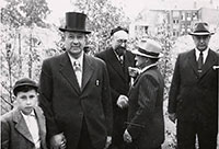 Foto mit Mitgliedern der jüdischen Gemeinde bei der Einweihung eines Gedenksteins für die 1938 zerstörte Synagoge,