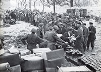 Foto: Verpflegung von Zwangsarbeitern durch britische Soldaten, 1945