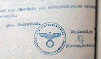 Schriftstück mit Stempel der NS-Zeit, aus dem das Hakenkreuz entfernt wurde, 1945