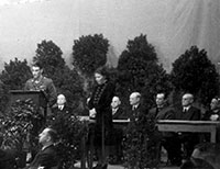 Foto Elisabeth Hoemberg, Dolmetscherin der Briten vom April 1945 bis April 1946, rechts neben dem britischen Stadtkommandanten bei einer politischen Versammlung