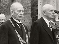 Foto mit Oberbürgermeister Franz Rediger mit Amtskette, rechts daneben Oberstadtdirektor Karl Zuhorn, 1947