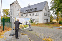 Foto mit einem Schild zum geplanten Umbau der Oxford-Kaserne