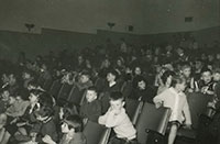 Foto von einer Kinovorführung für britische Schulkinder