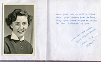 Porträtfoto von Eileen D. neben ihrem schriftlichen Eintrag in ein Poesiealbum