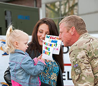 Foto zeigt britischen Soldaten bei der Begrüßung seiner Familie