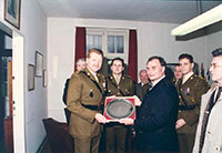 Foto von der Überreichung eines Geschenks an einen britischen Kommandanten