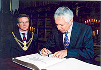 Foto vom Eintrag des britischen Botschafters Lever in das Goldene Buch