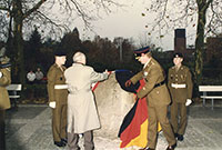 Foto von der Enthüllung eines Eiszeit-Findling als Farewell-Geschenk der Briten