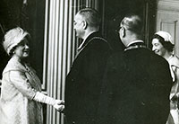 Foto Queen Mum begrüßt Münsters OB Peus in York