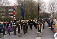 Foto zeigt marschierende Soldaten einer britischen Militärkapelle auf dem Hamannplatz im Stadtteil Coerde